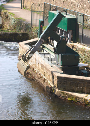 Maschinen auf dem Wehr, Fluß Tavy, Tavistock, Devon, UK Stockfoto