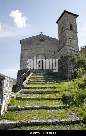 Vorderansicht der mittelalterlichen Kirche St. Thomas von Aquin, neben Familie Burgruinen in Roccasecca, Frühjahrssaison. Stockfoto