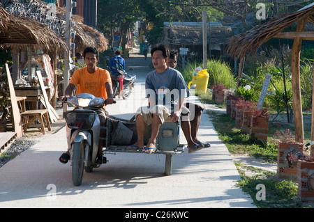 Thai Männer auf einem Motorrad mit Beiwagen, Koh Lipe, Thailand Stockfoto