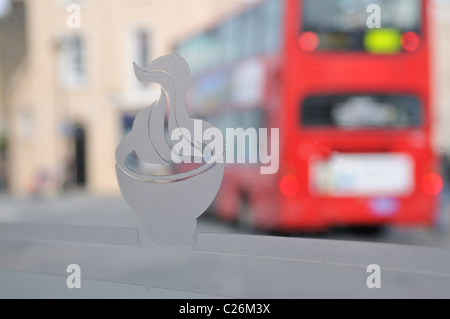 Blick durch ein Restaurant-Fenster von einem roten Doppeldecker-Bus in Greenwich, London, UK. Stockfoto