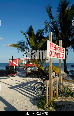 Restaurant und Tauchbasis auf Caye Caulker Strand auf der Insel aus Belize Stockfoto