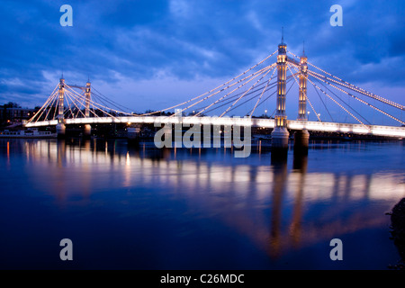 Albert Bridge und Themse bei Nacht Chelsea London England UK Stockfoto