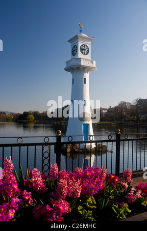 Captain Scott Memorial Leuchtturm am Roath Park Lake mit Blumen im Vordergrund im Frühjahr Cardiff South Wales UK Stockfoto