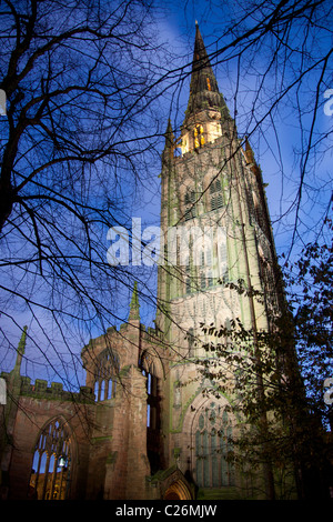 Turm der zerstörten alten St.-Michael-Kathedrale in der Dämmerung / Nacht Coventry West Midlands England UK Stockfoto