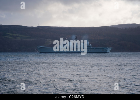 Die Royal Navy Light Aircraft Carrier HMS Ark Royal auf ihre Reise Abschied von der Mündung des Firth of Clyde Stockfoto