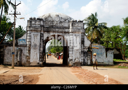 Das Gateway an die alte befestigte dänische Kolonialstadt Dansborg Fort in Tranquebar in Tamil Nadu, Indien Stockfoto