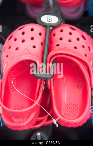 Anzeige von Croc Sandalen Stockfoto