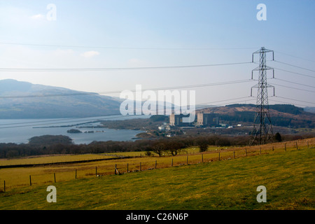 Stillgelegten Trawsfynydd Nuclear Power Station Website mit Pylon und See Gwynedd North Wales UK Stockfoto