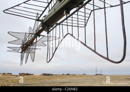 Gegen der Himmel projiziert auf die Antenne. Derrick ist in der Ferne sichtbar. Jamal-Halbinsel, Russland Stockfoto