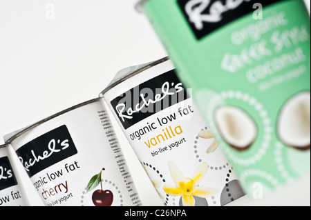 Töpfe mit Rachels Molkerei Bio live Bio-Joghurt, UK Stockfoto