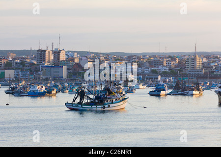 Angelboote/Fischerboote, Hafen und Stadt von Manta, Ecuador Stockfoto