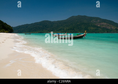 Traditionelle thai lange tailed Boote, Sunrise Beach, Koh Lipe, Thailand Stockfoto