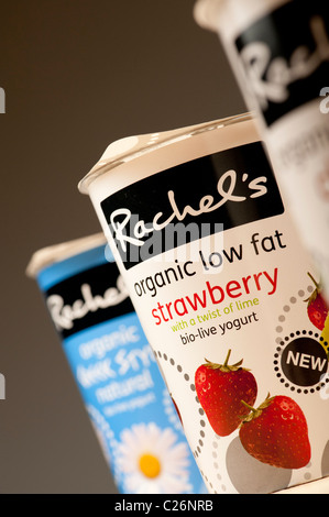 Töpfe mit Rachels Molkerei Bio live Bio-Fruchtjoghurt, UK Stockfoto