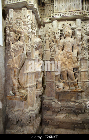 Skulpturen im Innern der Jain-Tempel von Jaisalmer, Rajasthan, Indien Stockfoto