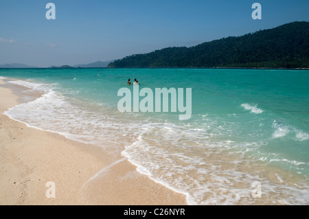 Menschen schwimmen im türkisblauen Meerwasser, Sunrise Beach, Koh Lipe, Thailand Stockfoto