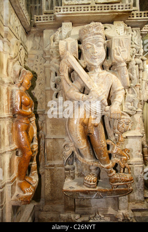 Skulpturen im Innern der Jain-Tempel von Jaisalmer, Rajasthan, Indien Stockfoto