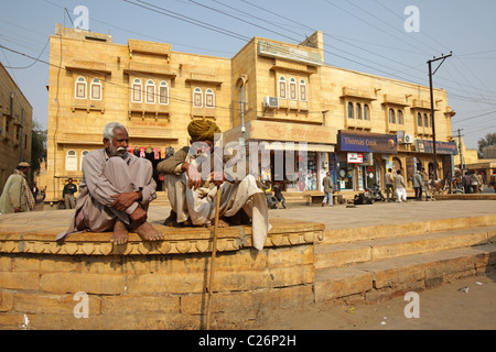 Ältere Menschen auf dem zentralen Platz, Jaisalmer, Indien Stockfoto