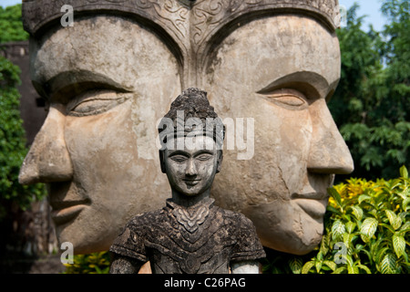 Buddha Park (Xieng Khuan) ist eine bizarre outdoor-Kollektion von riesigen Betonskulpturen von buddhistischen und hinduistischen Gottheiten Stockfoto