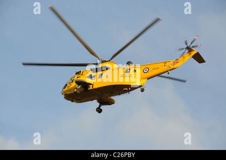 RAF "Sea King" Rescue Helikopter ZE370 im Flug über Leicester, Leicestershire, England Stockfoto