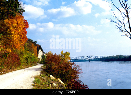 Das ehemalige Eisenbahnbett wurde zu einem Wanderweg. Die Missouri, Kansas, Texas Line (MKT) entlang des Missouri River im Herbst bis Bridge Stockfoto