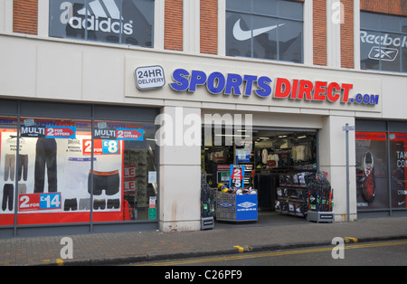 Die Sport-Direct.com Sportschuh und Kleidung store in Kingston Upon Thames, London, UK. Stockfoto