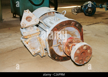 Nahaufnahme des Rotors oder des elektrischen Ankermotors, isoliert auf  weißem Hintergrund Stockfotografie - Alamy