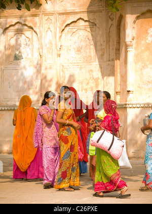 schöne verkleidet Frauen in traditionellen Sari auf dem Affentempel (Galwar Bagh) in Jaipur Stockfoto