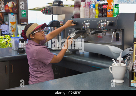 Barista mit Kaffee Maschine, Miraflores, Lima, Peru Stockfoto