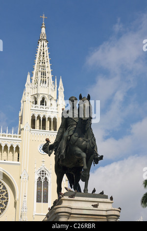 Statue von Simon Bolivar und die Kathedrale, Parque Bolivar, Guayaquil, Ecuador Stockfoto