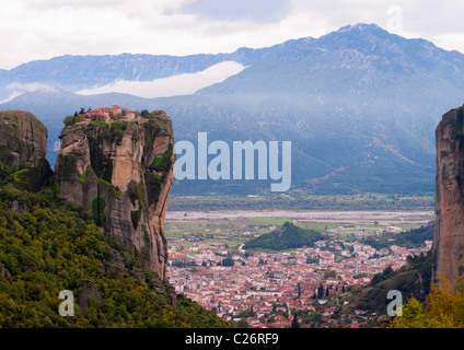 Blick auf die Stadt Kalambaka, mit, im Vordergrund, das Kloster von Agia Triada (Heilige Dreifaltigkeit), Meteora, Griechenland. Stockfoto