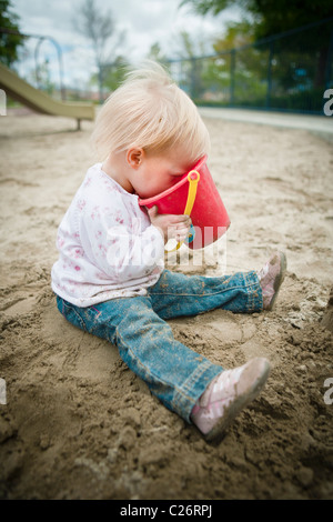 1 Jahre altes Mädchen in Spielplatz Sandkasten mit Sand Spielzeug spielen Stockfoto