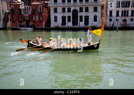 Teilnehmer an der Vogalonga - keine konkurrenzfähigen Regatta rund um die Kanäle von Venedig. Stockfoto