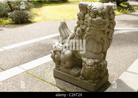 Skulptur Stein Guardian Lion mit Cub in Portland Japanese Garden Stockfoto