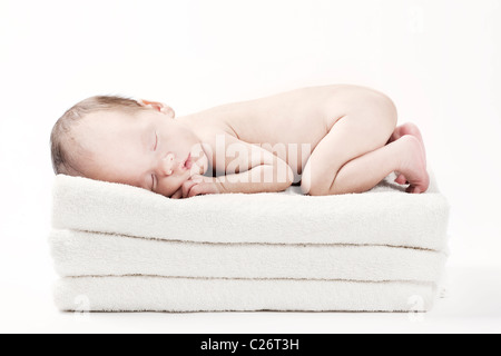 Neugeborene schlafen auf dem Stapel Handtücher Stockfoto