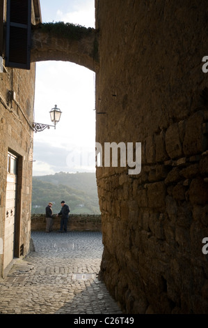 Zwei alte Männer sprechen in einer Straße in Orvieto am Abend, Italien. Stockfoto