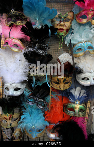 Einige der vielen Masken zum Verkauf in Venedig Italien. Stockfoto