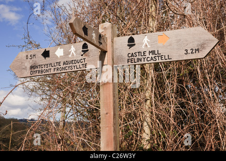 Froncysyllte, Wrexham, North Wales, UK, Europa. Wanderweg-Wegweiser auf dem Pfad Offas Dyke Stockfoto