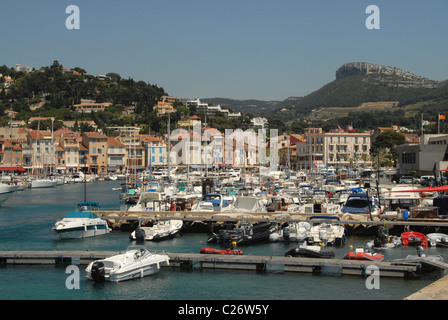 Frankreich / Provence / Bouches du Rhône: der Hafen von mediterranen Fischerdorf Cassis ist umgeben von felsigen Kaps. Stockfoto