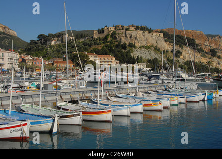 Frankreich/Provence/Bouches du Rhône/Cassis: charmante Fischerei Hafen von Cassis mit Château Michelin Stockfoto