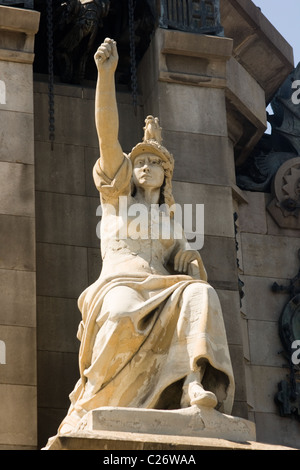 Nahaufnahme einer Figur in der Basis des Kolumbus-Denkmal in Barcelona, Spanien Stockfoto