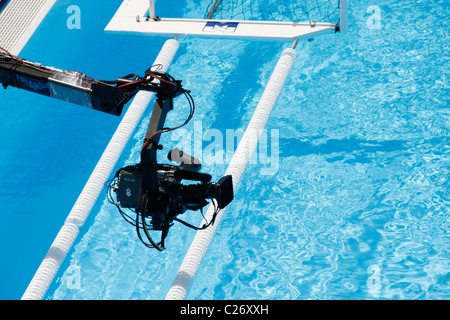 leere Olympischen Art Wasserball Schwimmbad mit TV-Kamera am Ausleger Stockfoto