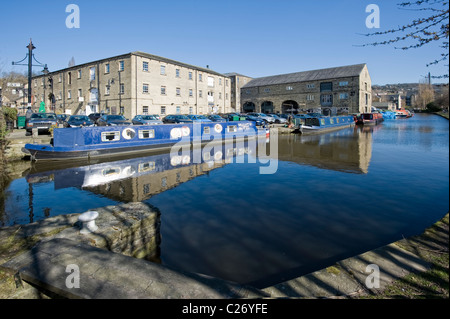 Kanal Boote im Frühling auf dem Rochdale Kanal bei Liegeplätze in Sowerby Bridge Becken Nr. Halifax, Calderdale. Stockfoto