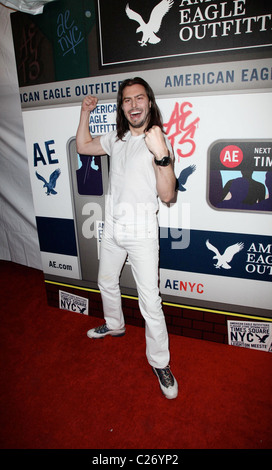 Andrew WK American Eagle Outfitters Flagship Store Vorschau Party am Times Square - Ankunft New York City, USA - 17.11.09 Stockfoto