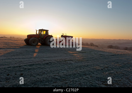 Traktor bei Sonnenaufgang geparkt in einem Feld East Sussex England UK Stockfoto