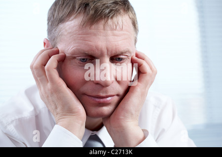 Ein Geschäftsmann nachdenklichen Gesicht in Nahaufnahme Stockfoto