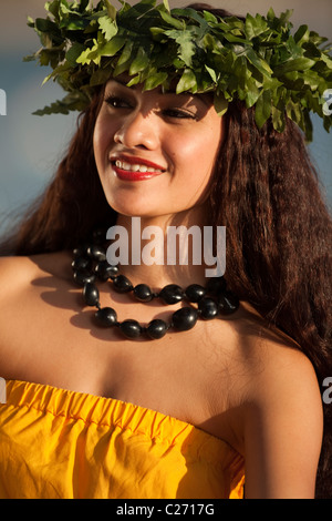 Alii Kai Tänzer posiert am Strand von Waikiki Stockfoto