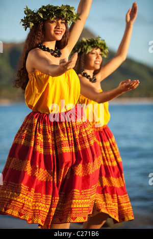 Alii Kai Tänzer am Strand von Waikiki Stockfoto