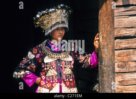 Kurz-Rock Miao Frau im Festival Kleid, Datang, Guizhou, China Stockfoto