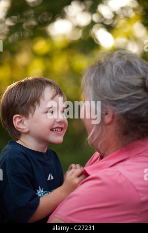 Applying Frau, Tante, ihr Neffe zu genießen, während ein freudiges Familientreffen. Stockfoto