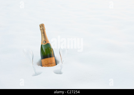 Flasche Champagner im Schnee mit zwei Gläsern (links neben der Frame-Version) Stockfoto